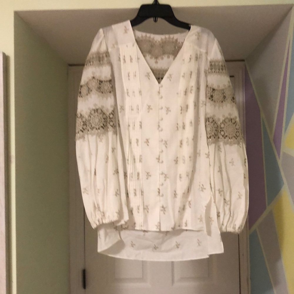 Ellli Tahari “Leigha Blouse” Size Small